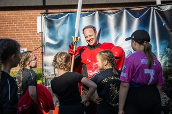 Ein Mann in Starwars-Kostüm