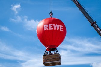 Kran-Ballon mit Rewe-Aufdruck
