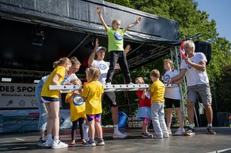 Kinder turnen auf der Bühne