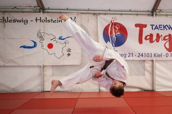 Ein Mann macht eine Judo-Rolle