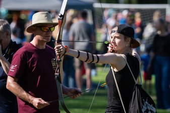 Eine Frau beim Bogenschießen