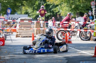 Ein Elektro-Kart umrundet Hütchen