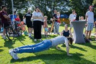 Ein Mann macht Liegestütz