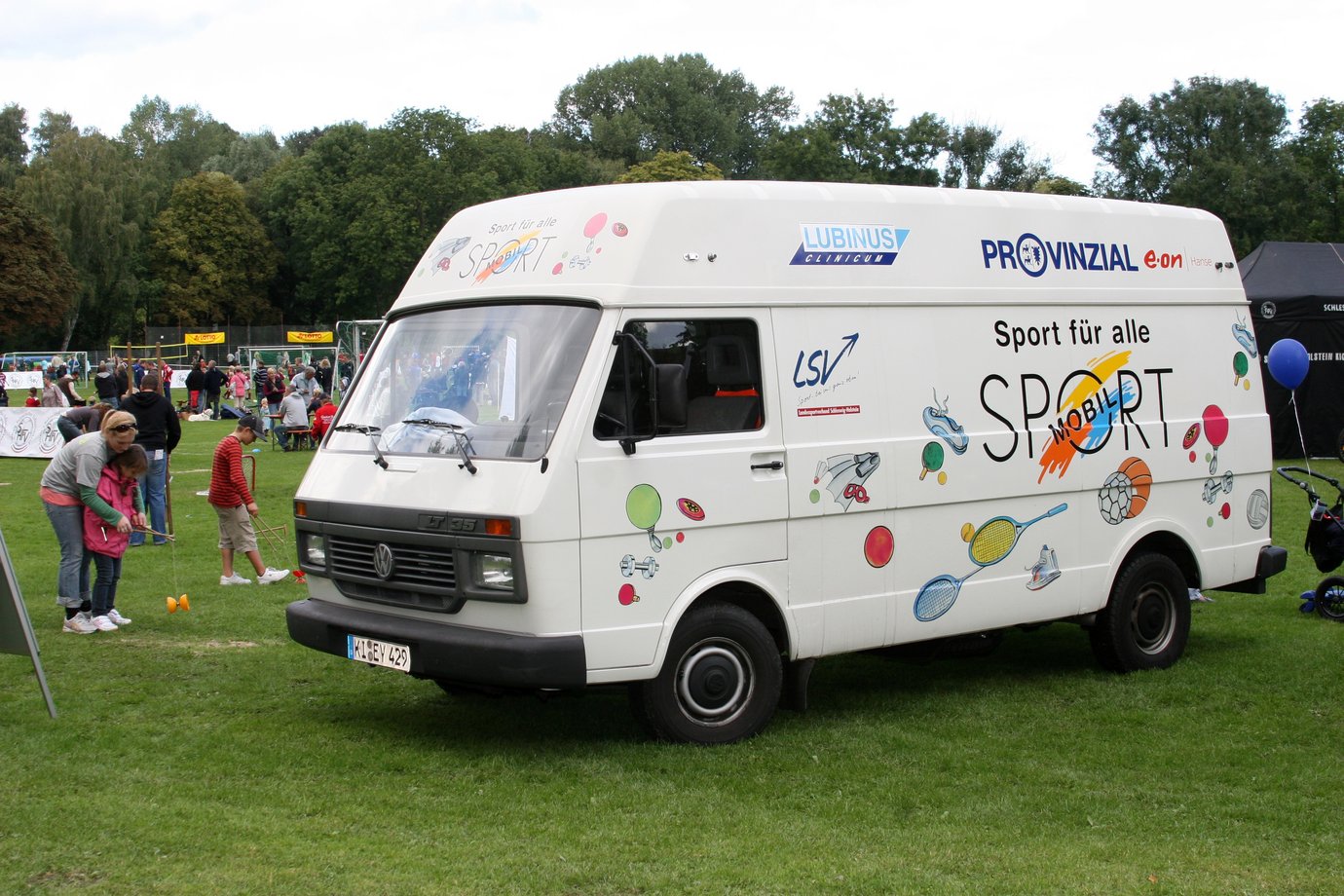 Ein weißer Transporter mit der Aufschrift "Sport für alle"