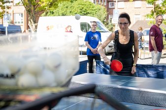 Eine Frau spielt Tischtennis