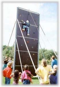 Ein Kind klettert an der Kletterwand.