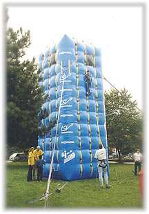 Ein blauer Kletterturm